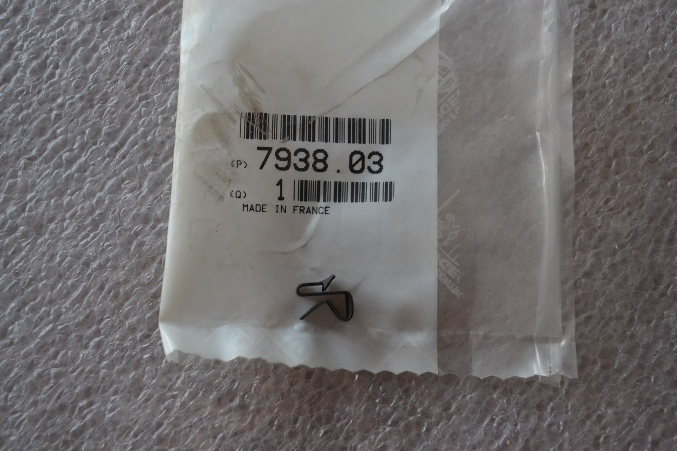 Agrafe arrêt de gaine de commande de capot moteur Peugeot 305