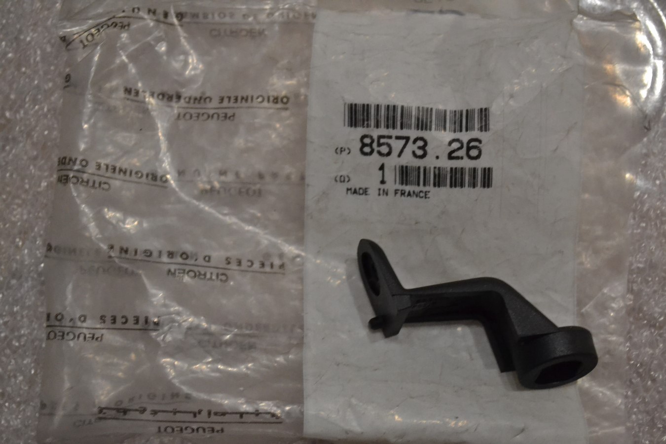 Charnière vitre custode ar Peugeot 106 1991-96 - Citroen Saxo