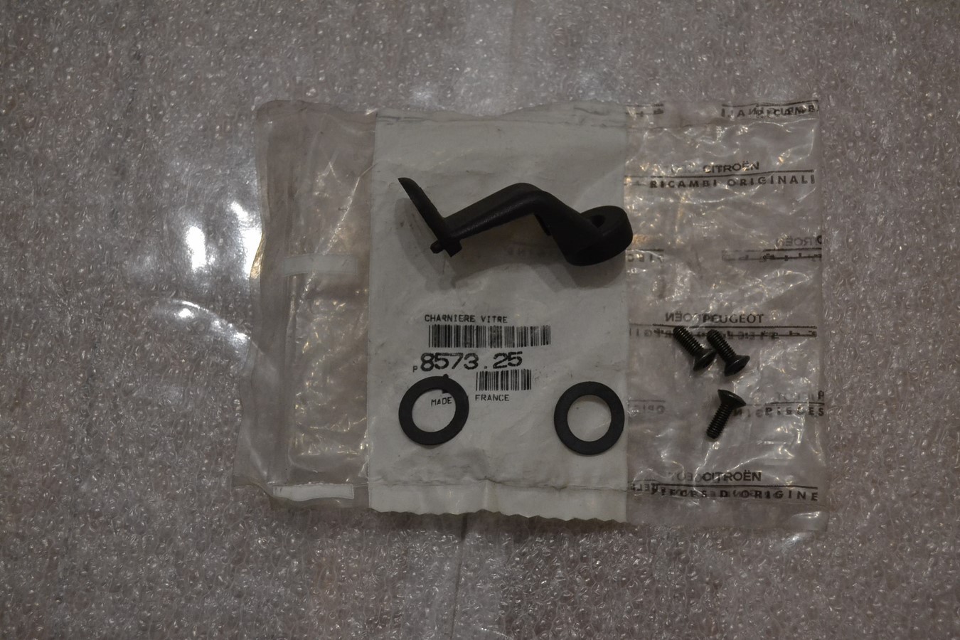 Charnière vitre custode ar Peugeot 106 1996/04 + Citroen Saxo