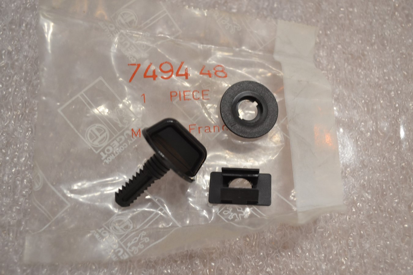 Lot de fixations pour garniture latérale de coffre Peugeot 505