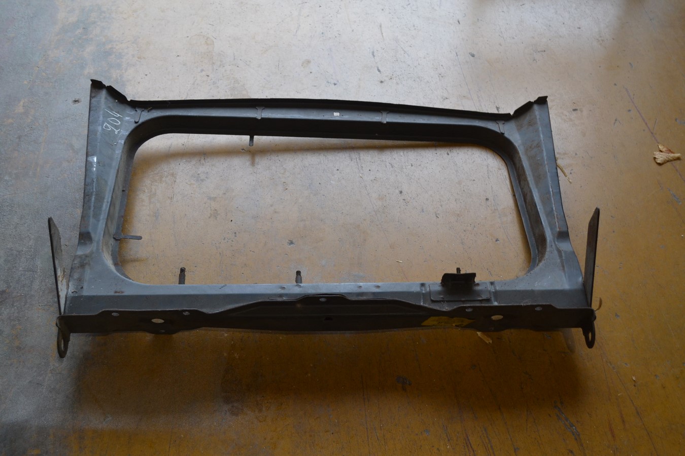 Traverse / support radiateur avant Peugeot 304 avant 1972