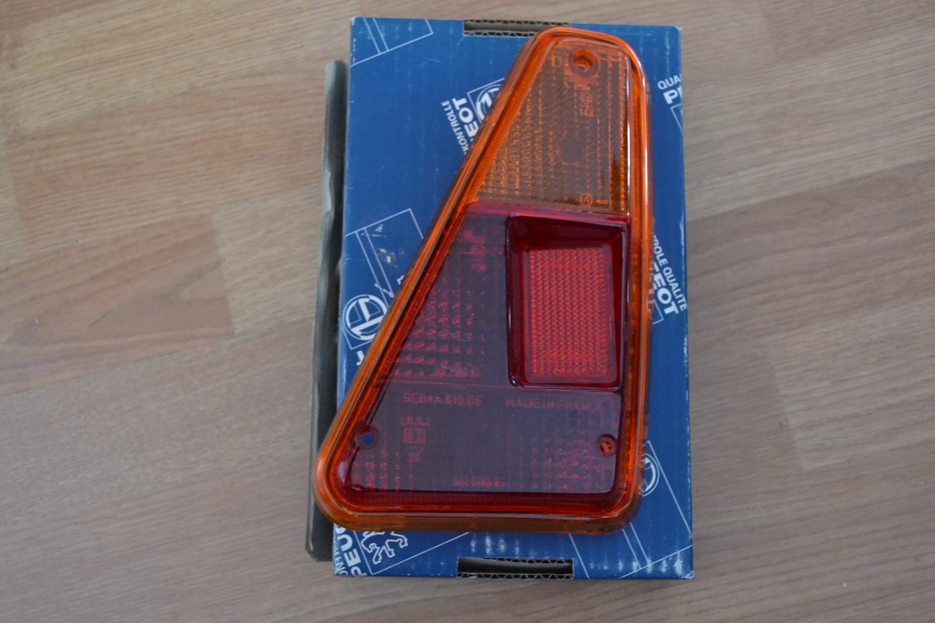 Cabochon feu arrière droit Peugeot 204 - 304 break
