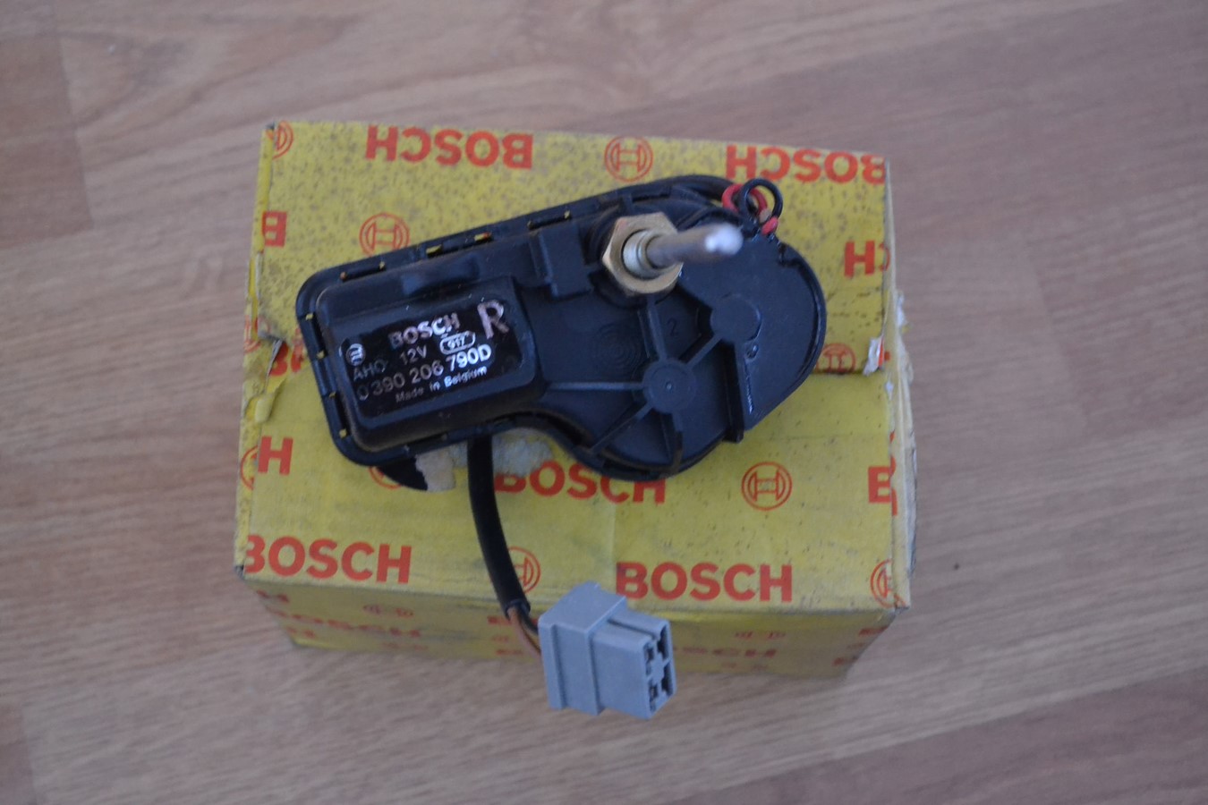 Moteur électrique droit nettoyage des phares Peugeot 305