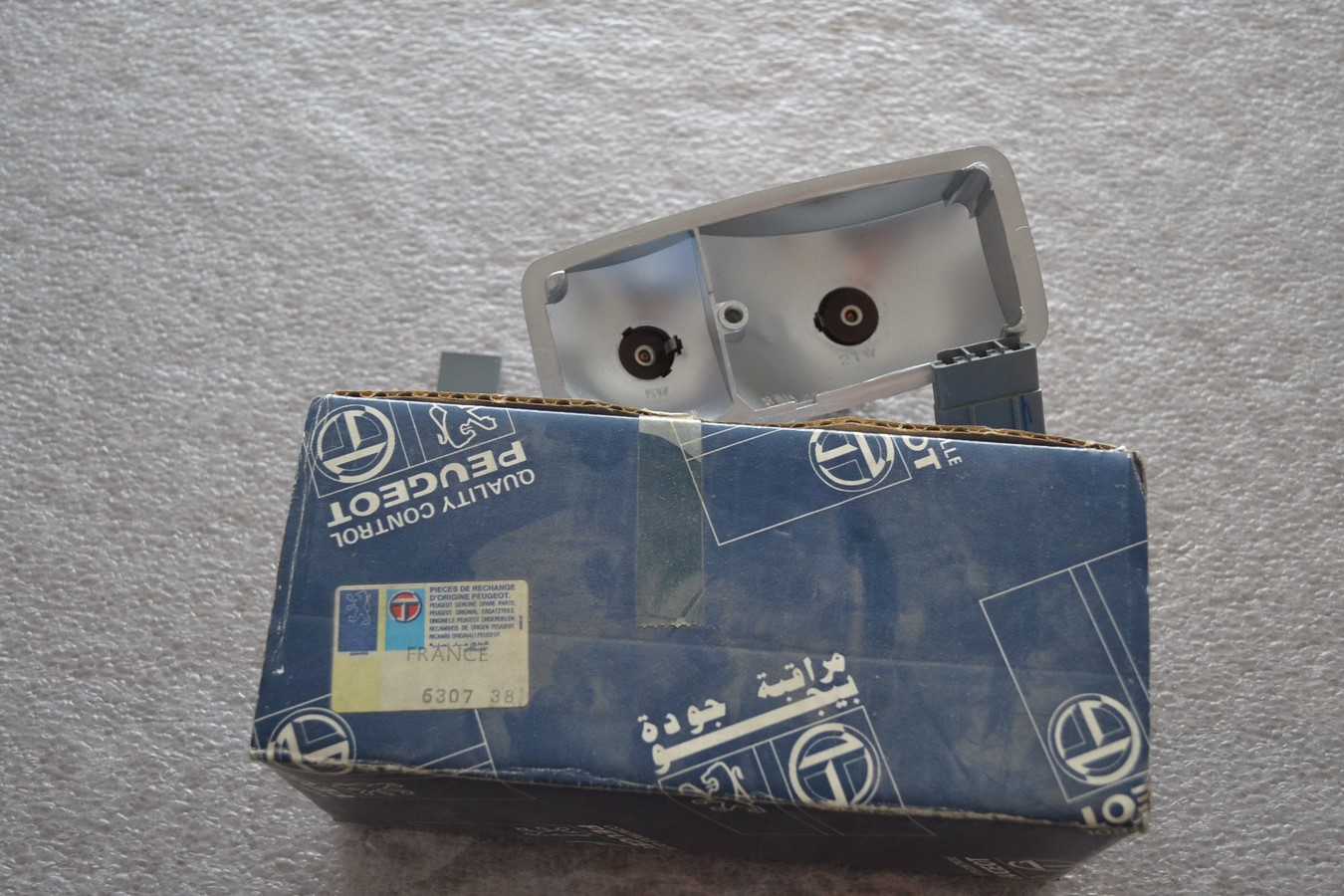Support clignotant avant droit Peugeot 204 - J7.