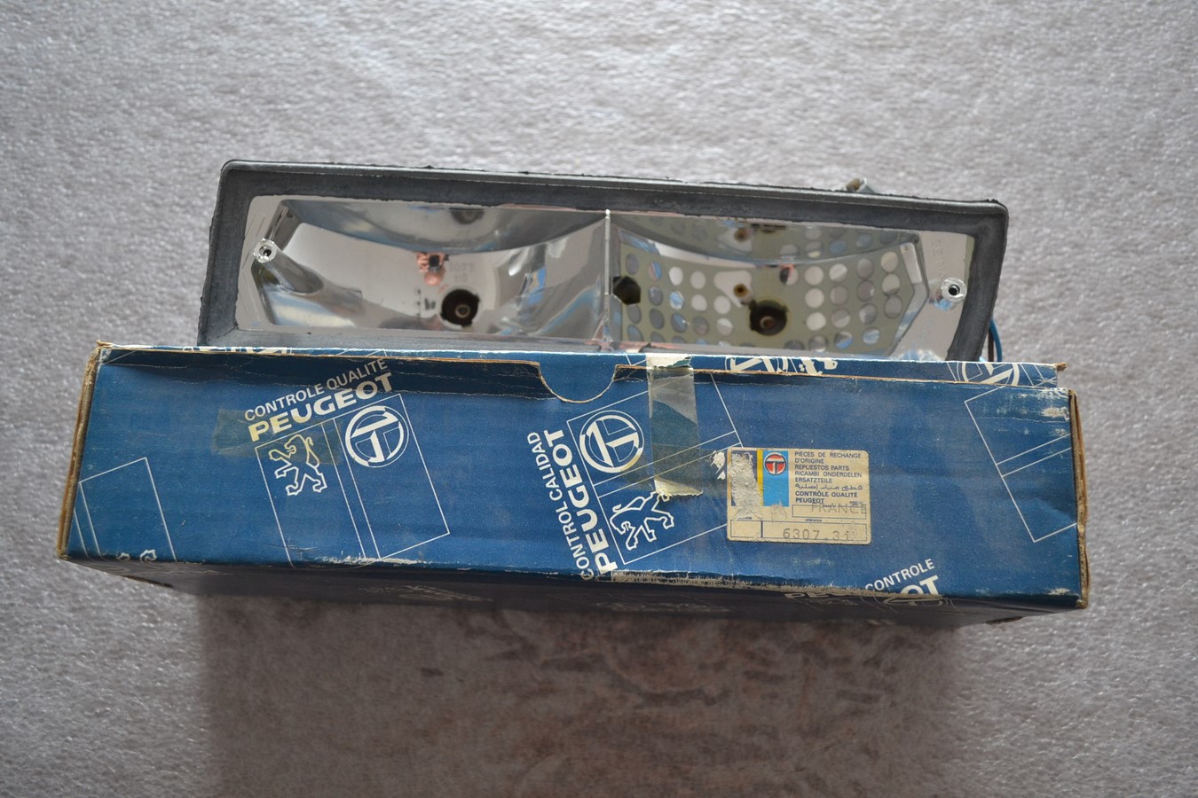 Support lampe clignotant / veilleuse gauche Peugeot 304