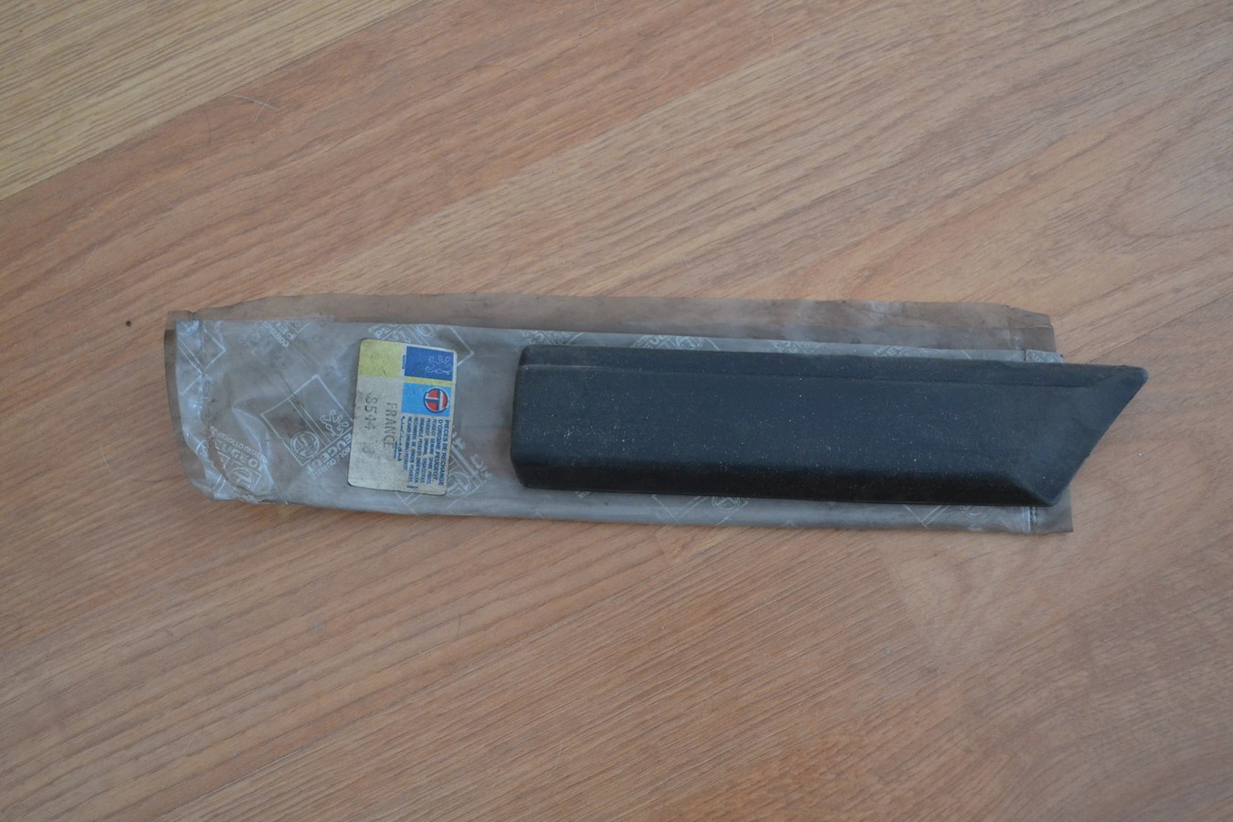Protecteur / baguette aile avant droite Peugeot 405 neuf