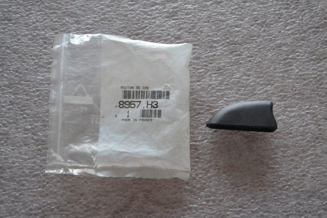 Bouton déverrouillage dossier AR Peugeot 106 neuf