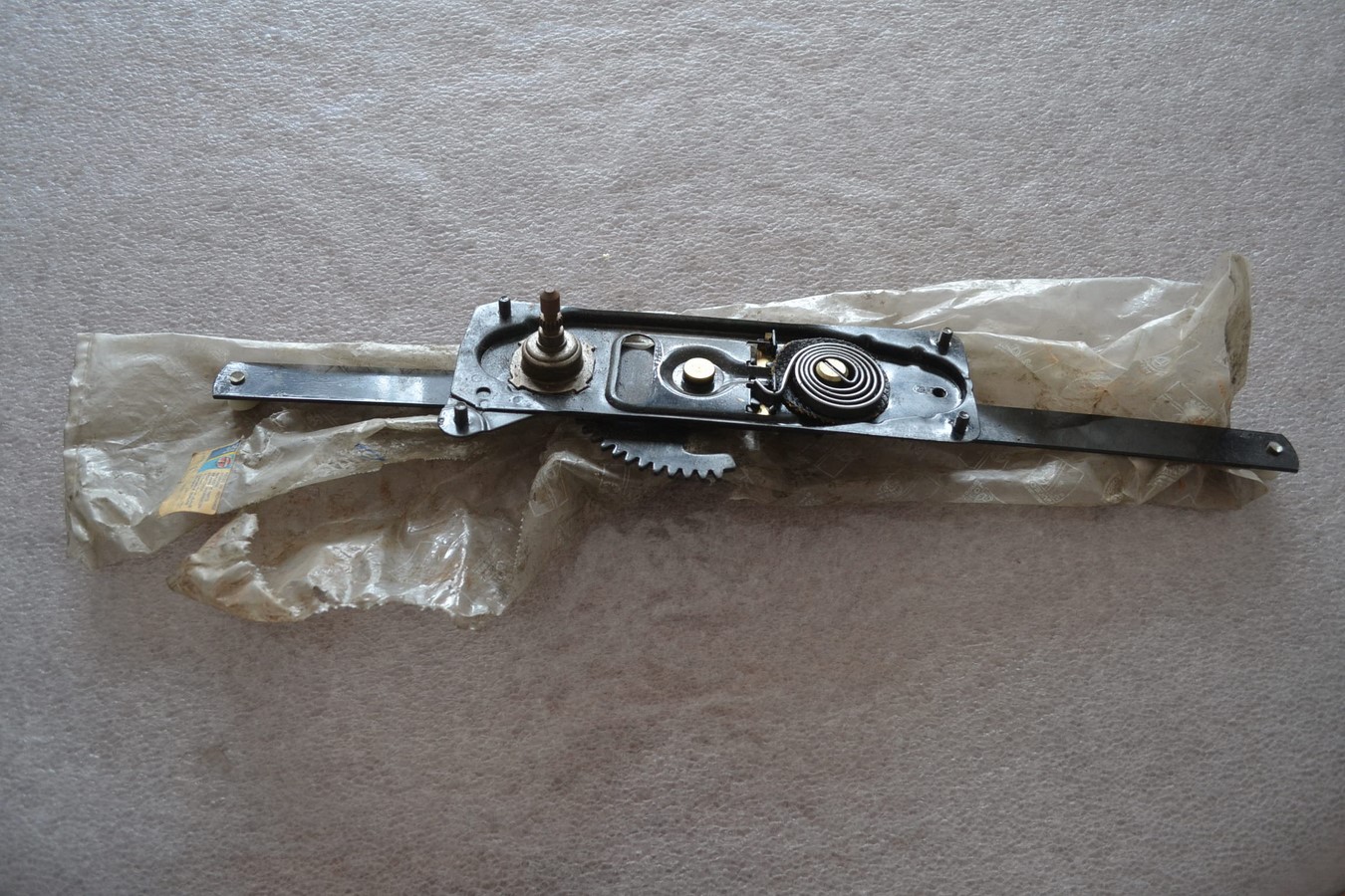 Crémaillère de lève vitre avant droite Peugeot 404 neuve