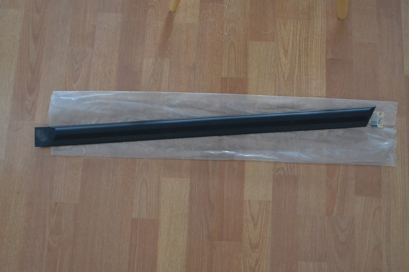 Protecteur / baguette de porte inférieure Peugeot 305 après 1983