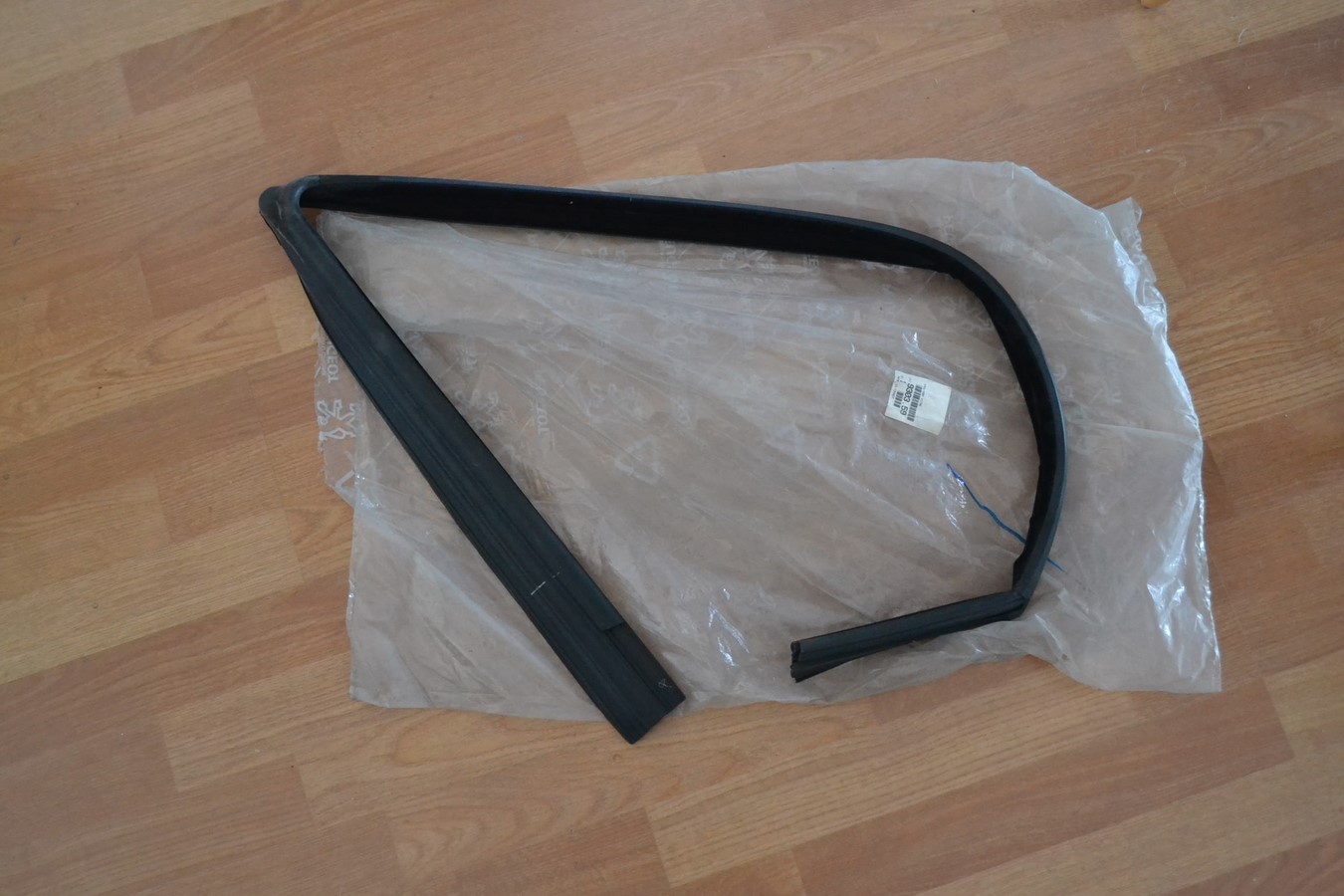 Guide caoutchouc de vitre avant gauche pour Peugeot 306 5 portes