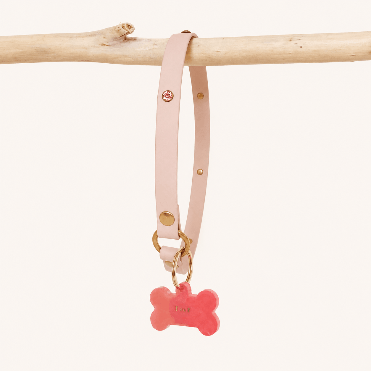 truffeetflair-biothane-collier-porte-medaille-chien-rose-rivets-bijoux
