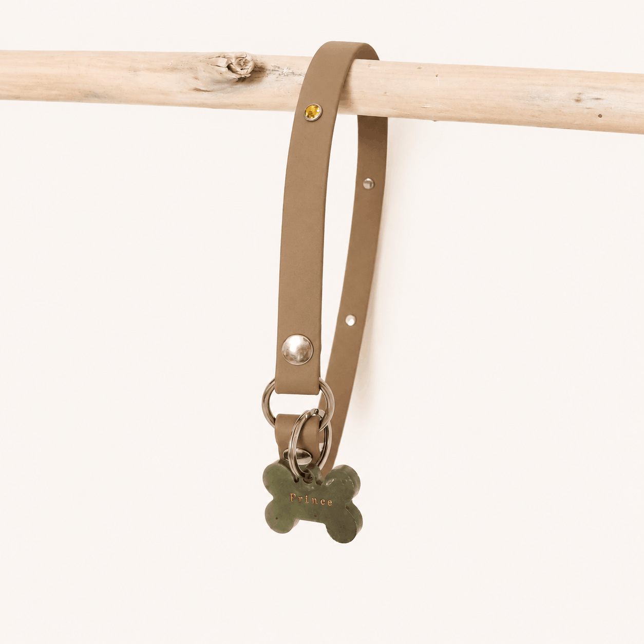 truffeetflair-biothane-collier-porte-medaille-chien-kaki-rivets-bijoux