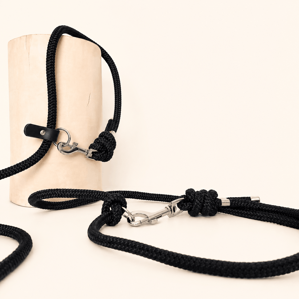 laisse-mains-libres-multipositions-paracorde-noir-chien