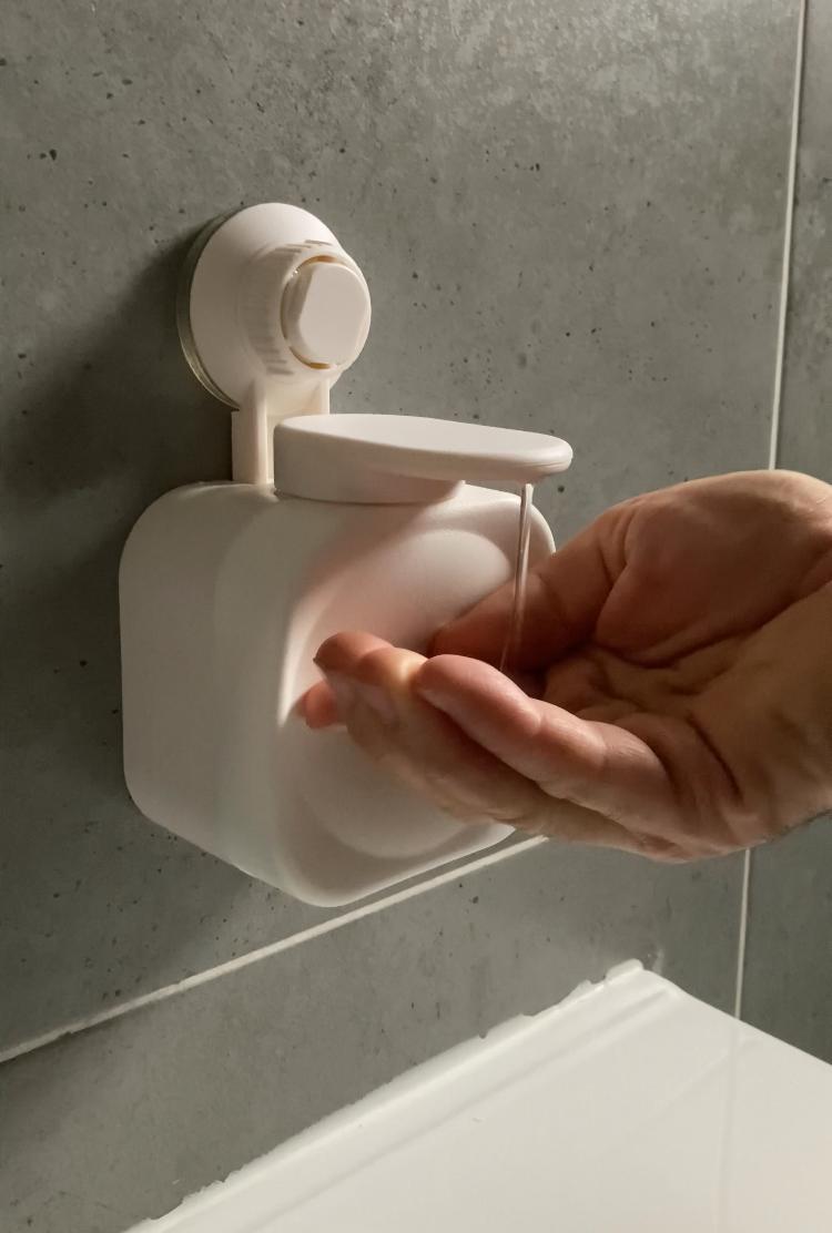 Distributeur de savon liquide blanc avec la main
