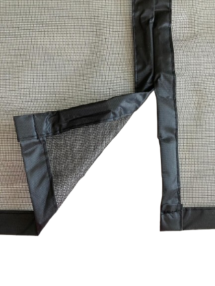 Moustiquaire en fibre de verre noire velcro à fermeture aimantée pour fenêtre 120120 cm. sur table.