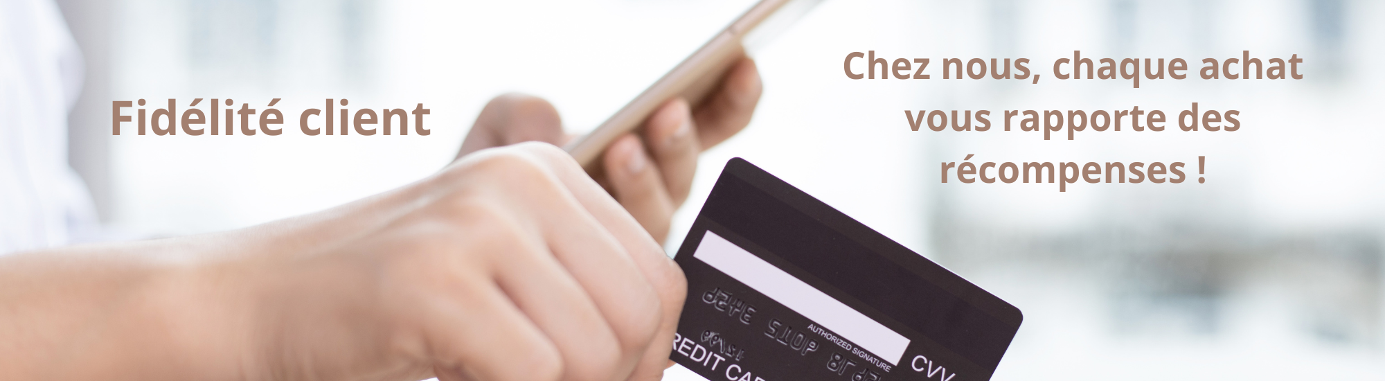 Carte de crédit noire dans une main et téléphone portable dans l'autre.