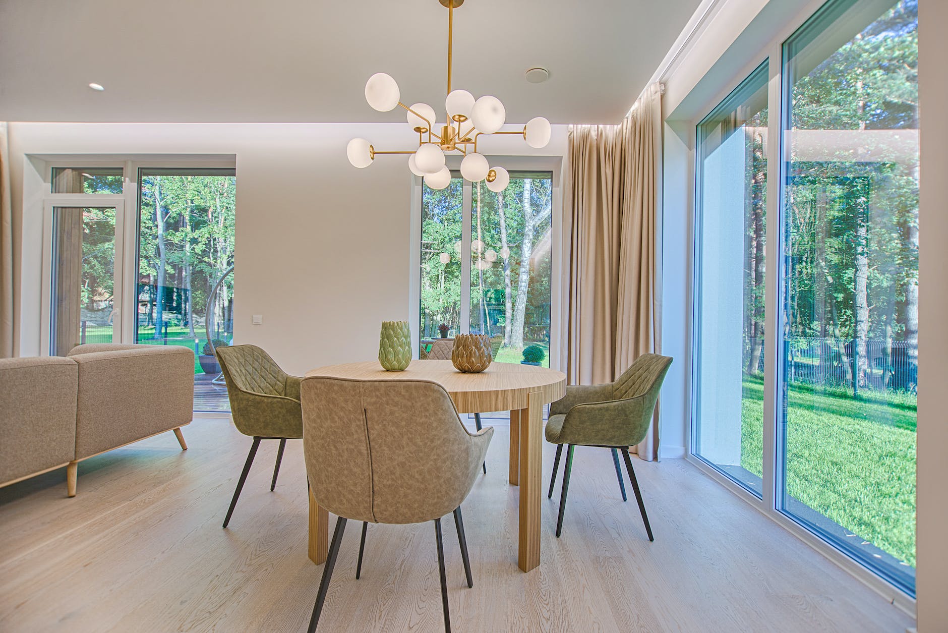 ensemble de salle a manger rond 5 pieces en bois brun dans la chambre