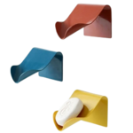 Supports savon solide bleu, jaune, rouge fixés au mur.