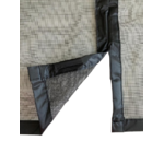 Moustiquaire en fibre de verre noire velcro à fermeture aimantée pour fenêtre 120120 cm. sur table.