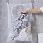 panier-a-linge-suspendu-a-la-porte-pour_main-0