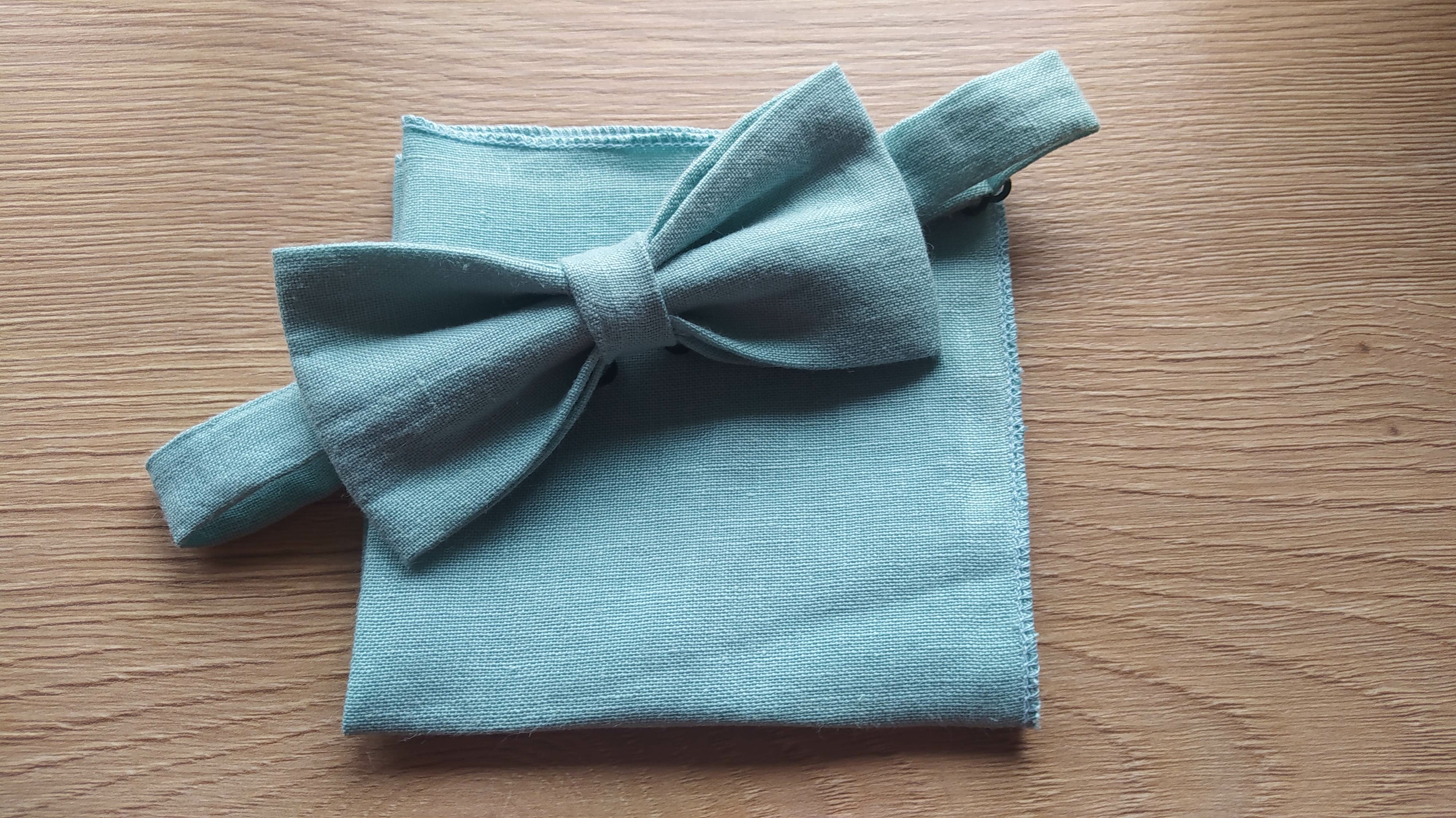 pochette bleue et noeud