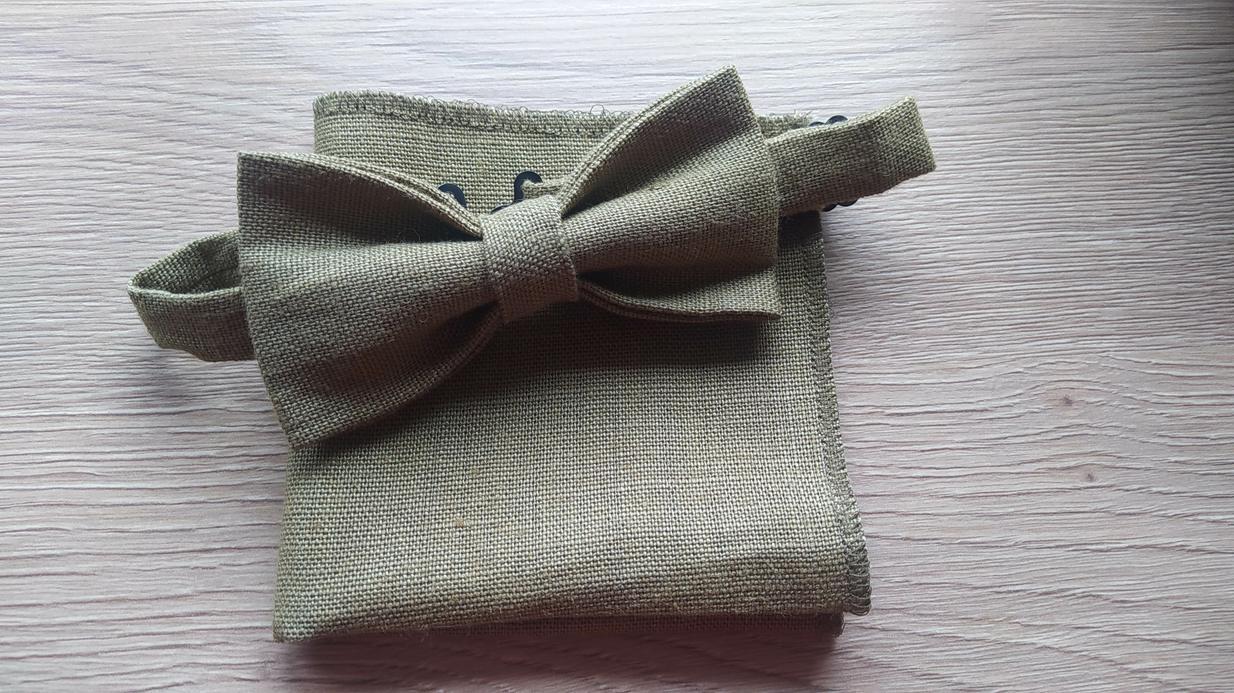 pochette kaki et noeud