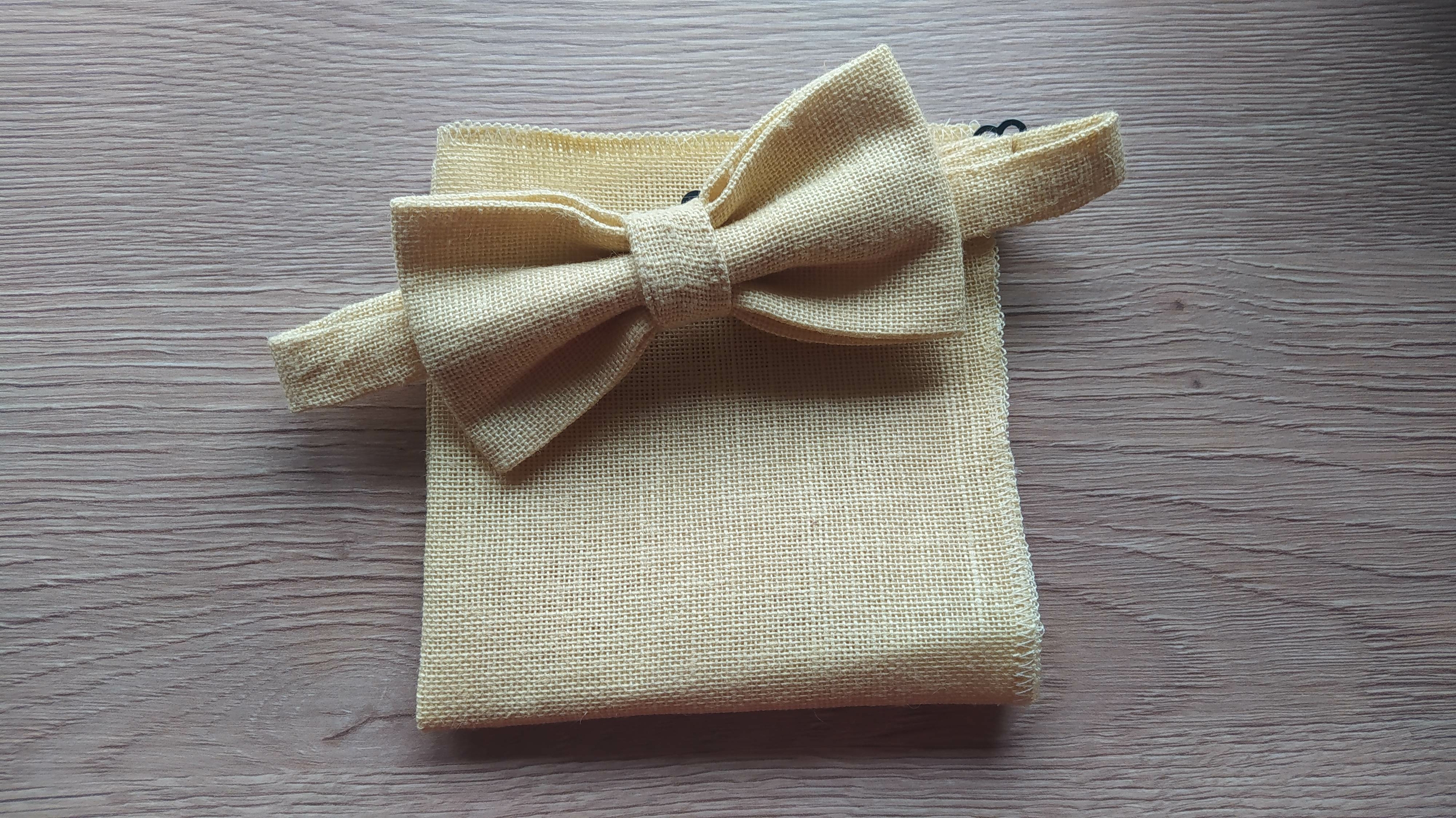 pochette jaune et noeud