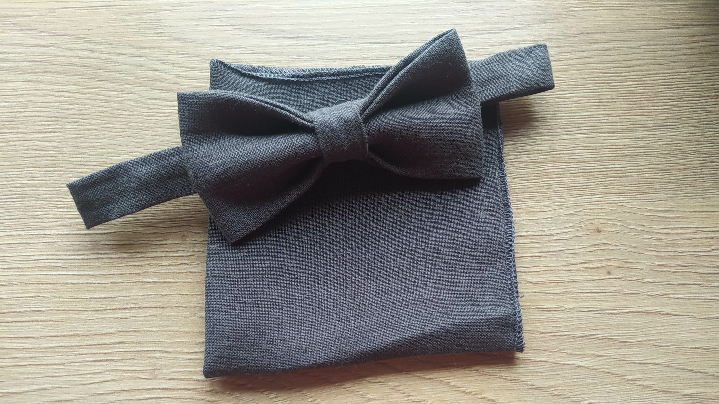 pochette abthracite et noeud