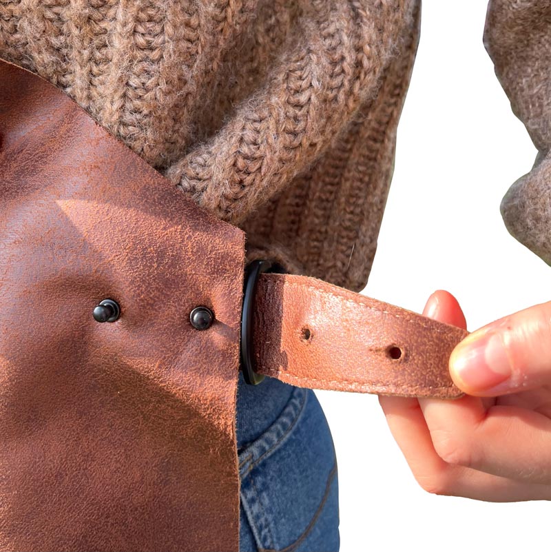 tablier-en-cuire-avec-sangle-adaptable-a-la-taille