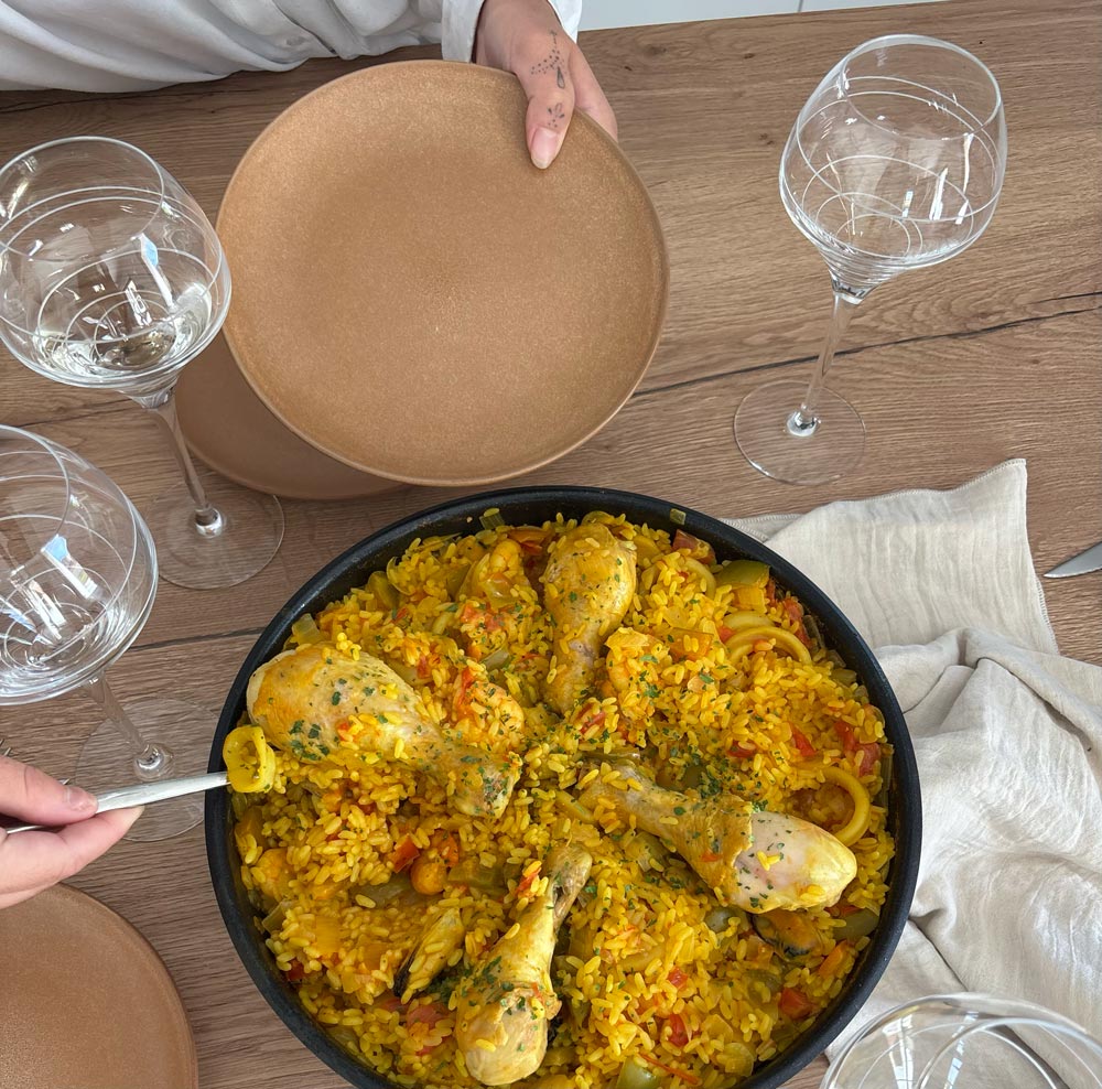 paella-maison-sur-table-dressee