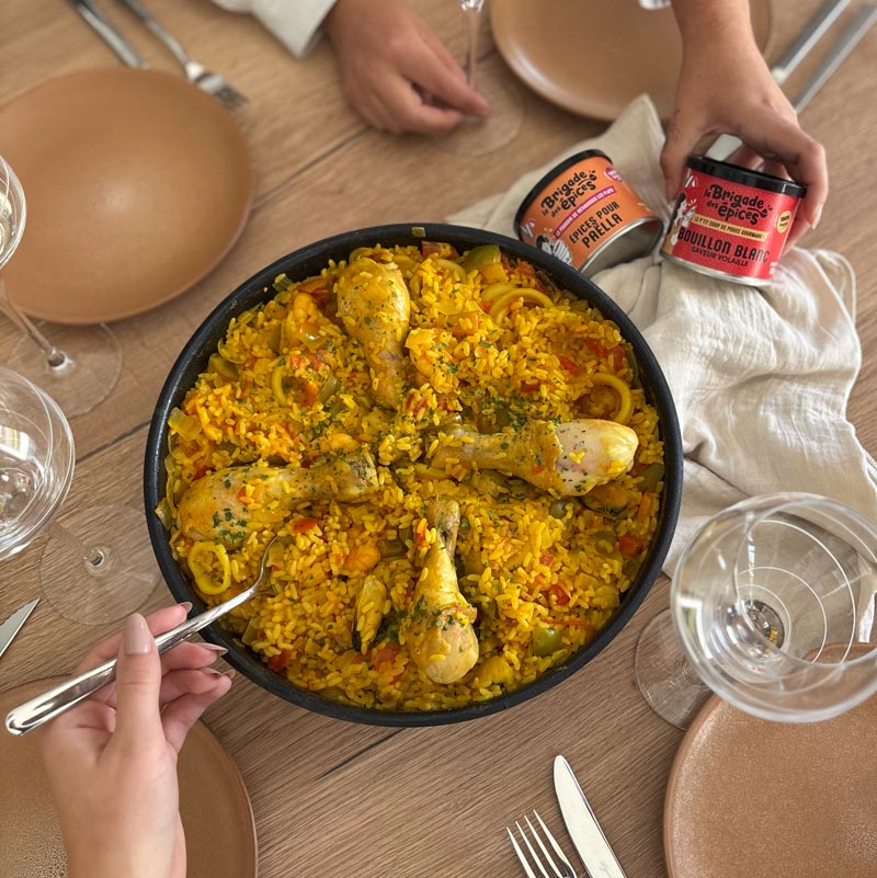 mise-en-scene-paella-avec-bouillon-blanc-et-epices-paella