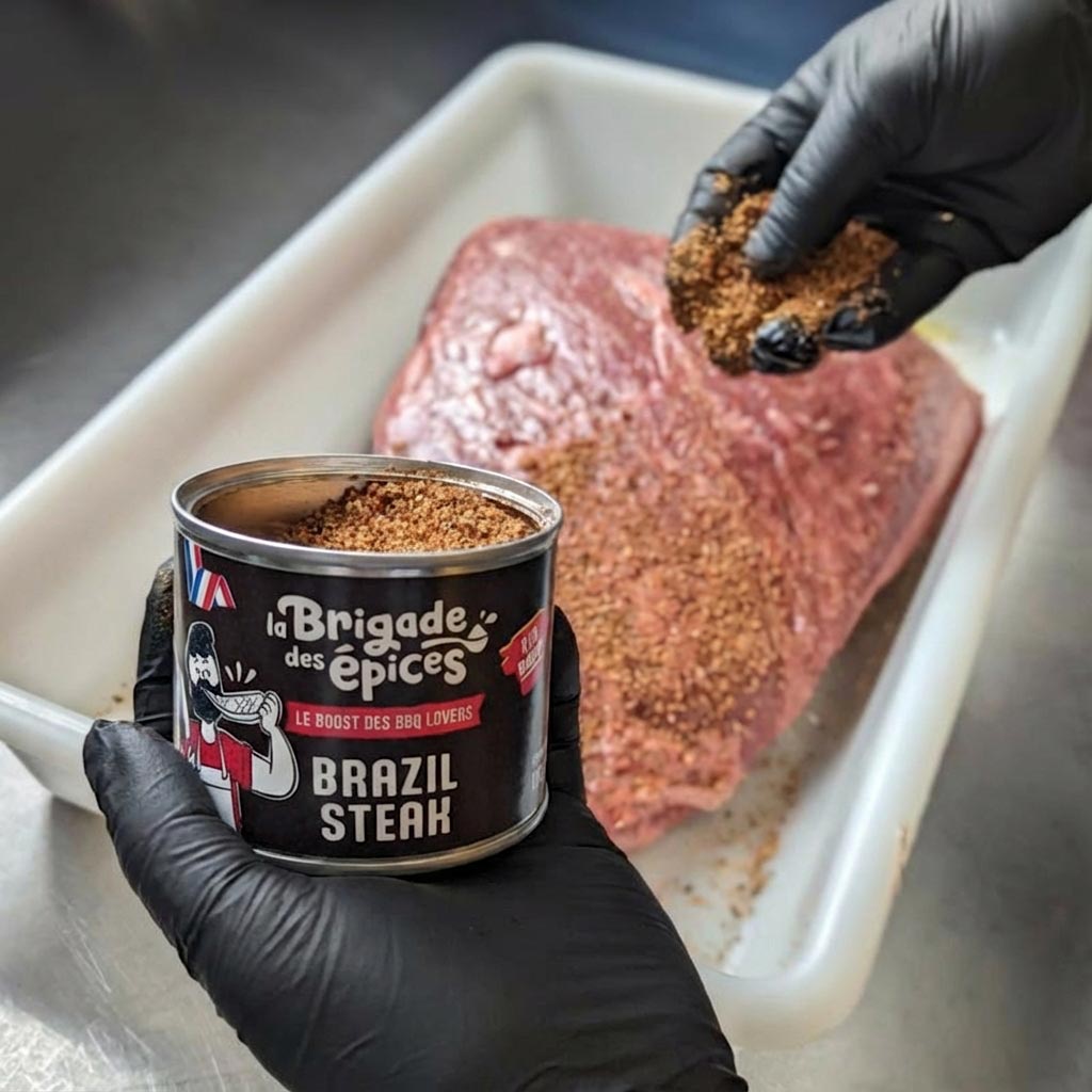 pot-brazil-steak-ouvert-et-saupoudrage-viande