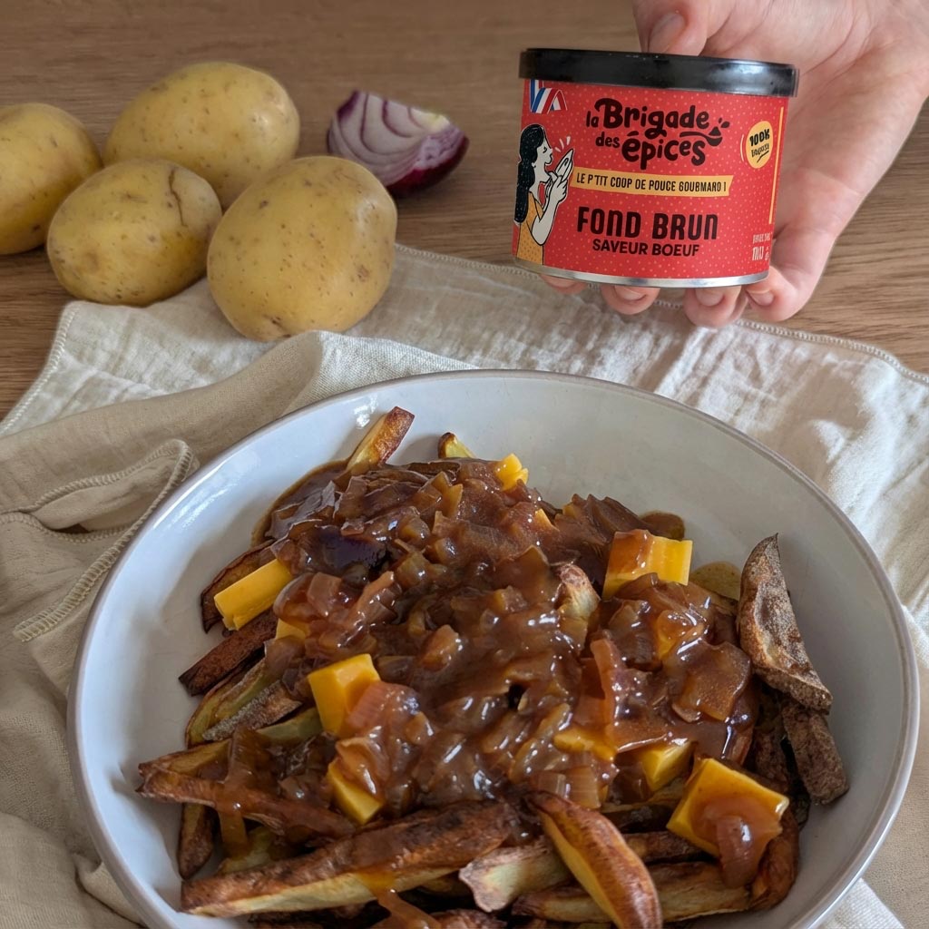 poutine-maison-et-sauce-brune-au-fond-brun