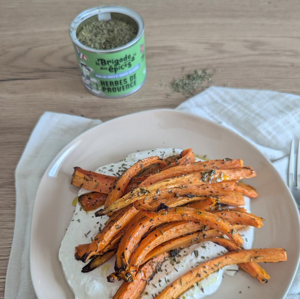 assiette-carottes-roties-au-miel-et-herbes-sur-creme-