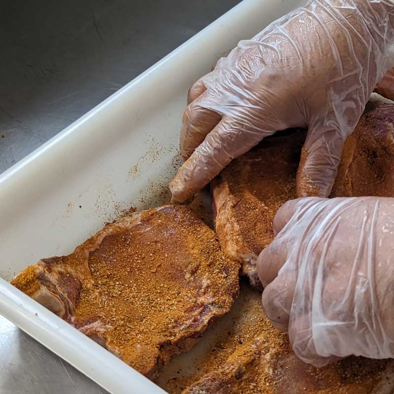 assaisonner-de-la-viande-de-porc-la-brigade-des-epices