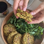 galette-vegetale-coupee-en-deux-gros-plan-
