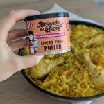 paella-maison-dans-poele-et-pot-epices-a-paella