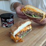 burger-coupe-en-deux-et-pot-epices-burger