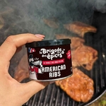 pot-rub-porc-american-rib-devant-barbecue-et-cotelette