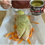 saupoudrer-les-epices-pour-poisson-