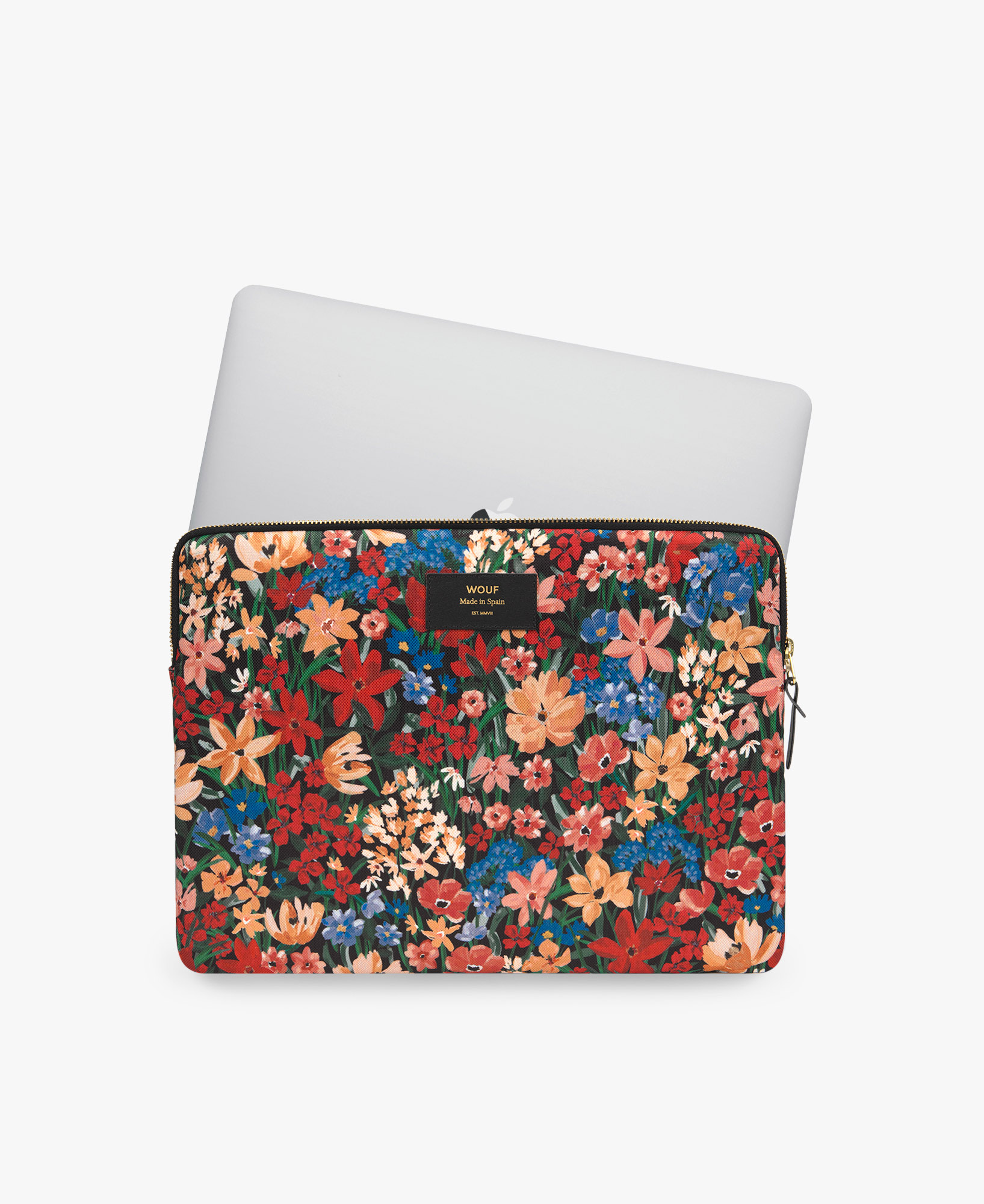 WOUF-13-Laptop-Sleeve-Camila-Usage