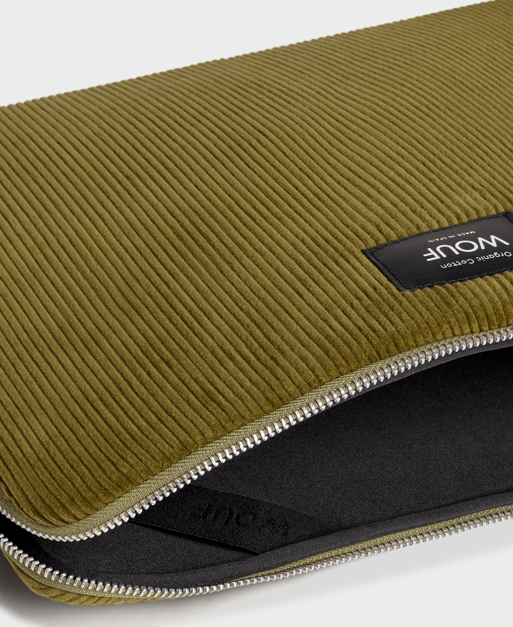 WOUF-SC230049-13-Laptop-Sleeve-Olive-Interior_adl