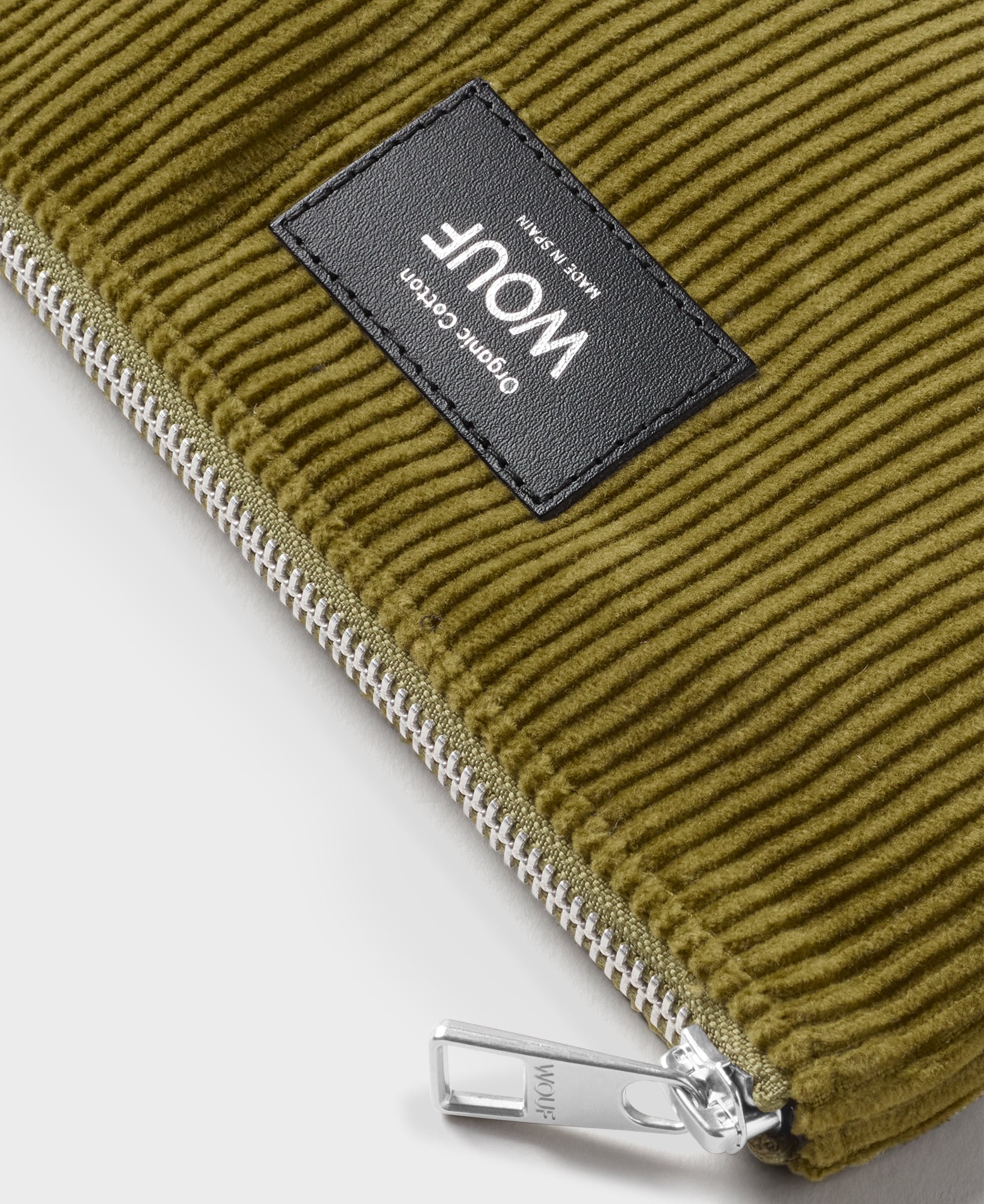 WOUF-MLC230049-Pouch-Olive-Detail_adl