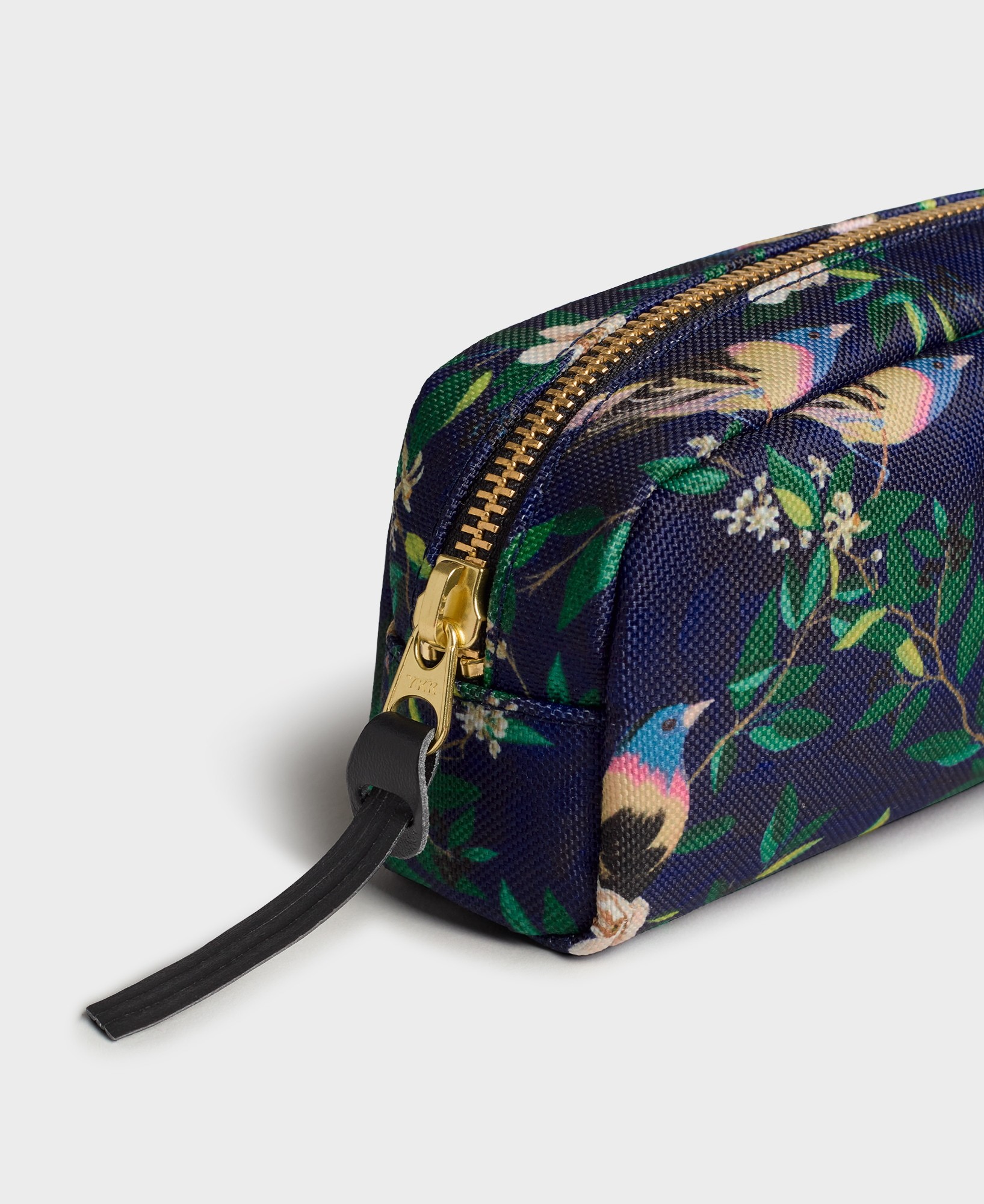 WOUF-MA230029-Makeup-Bag-Malu-Detail_adl