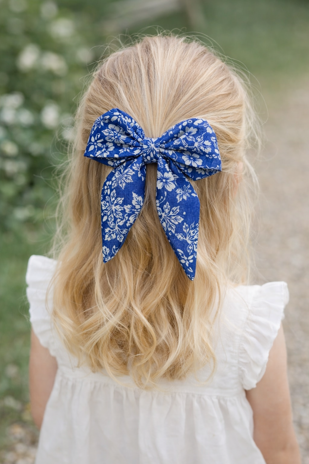 Chouchou bleu floral sur cheveux blonds