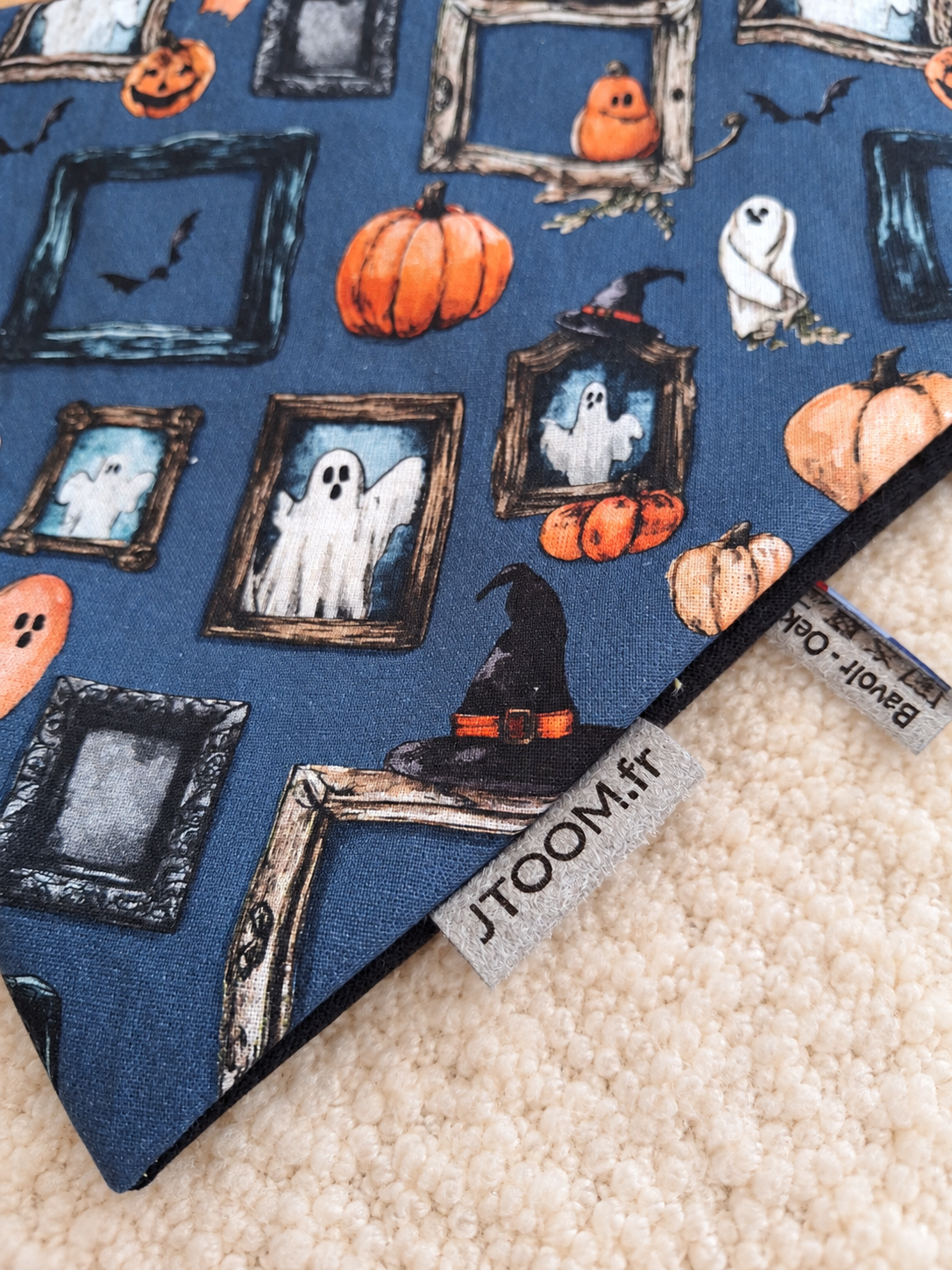 Bandana Halloween sur tapis moelleux