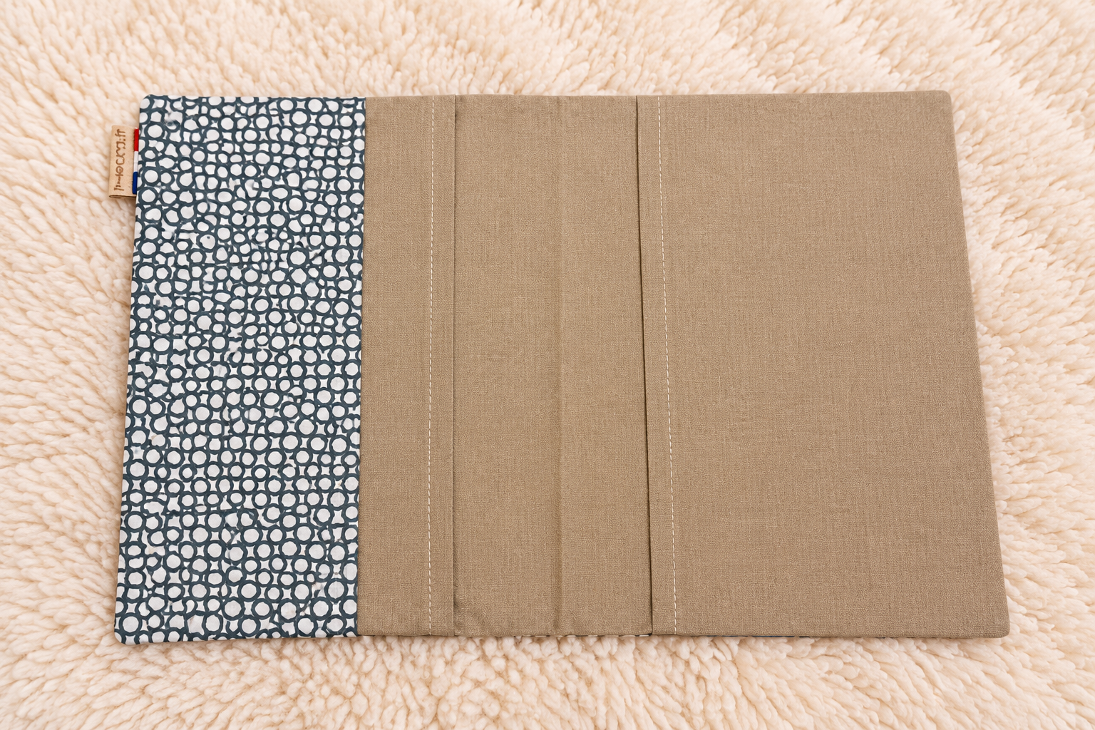 Organisateur textile beige sur tapis moelleux
