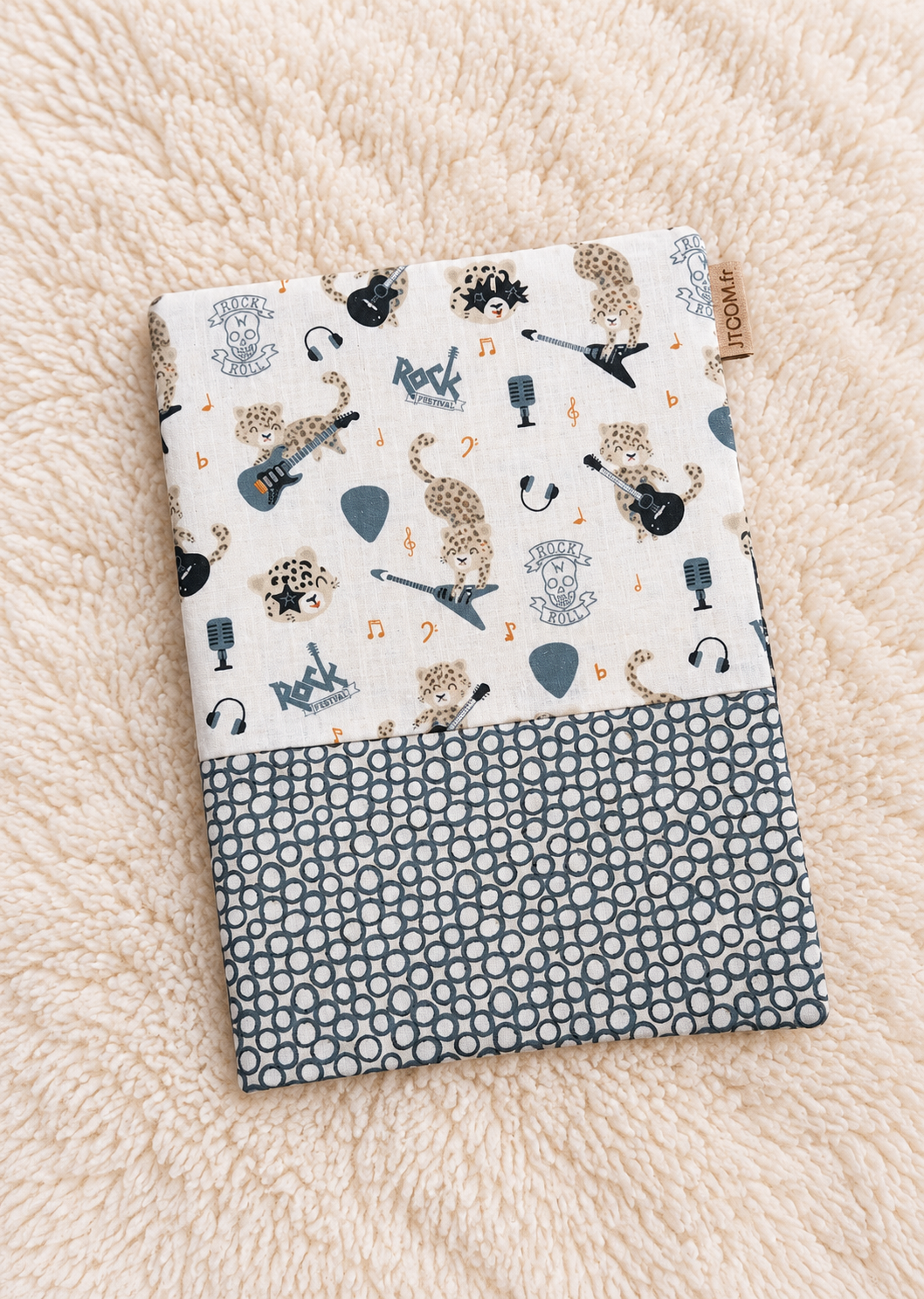 Pochette bébé rock sur tapis moelleux