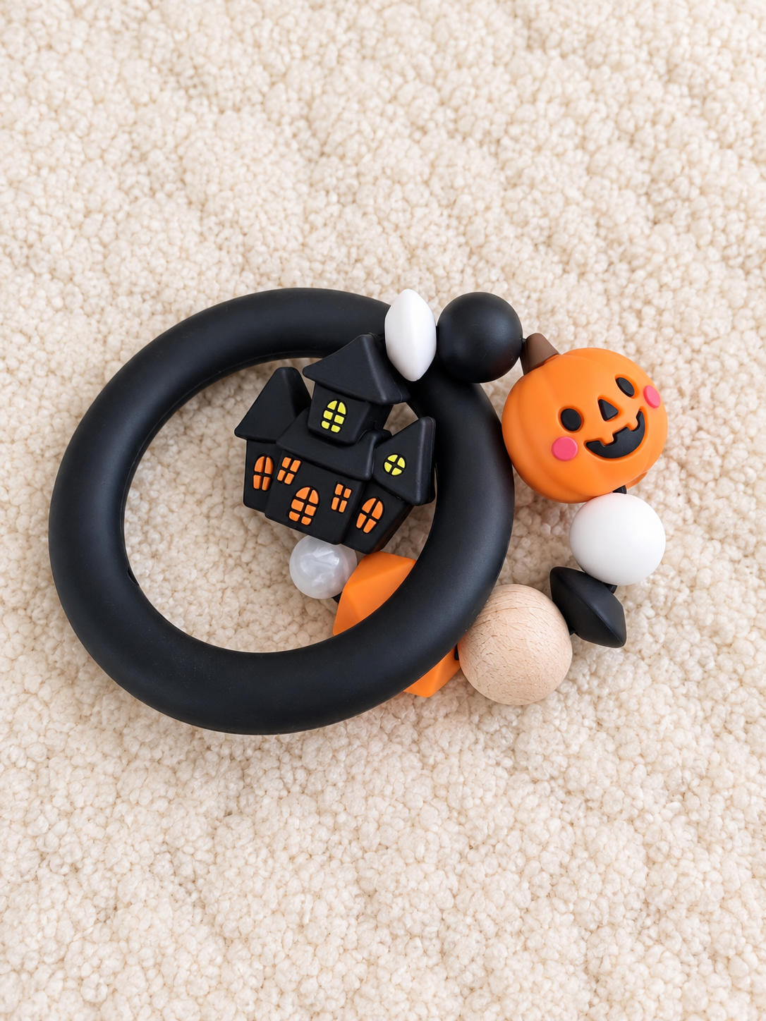 anneau de dentition halloween sur tapis creme