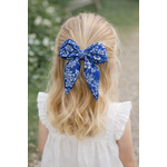 Chouchou bleu floral sur cheveux blonds